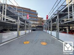 敷地内に駐車場を完備（月額11000円～16000円）。現在、駐車場に空きがございます。空き状況は変動いたしますので、詳細は弊社スタッフまでお気軽にお問い合わせください。