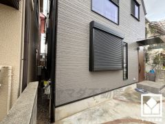 北側へ車で5分ほどの距離に国道2号線が通っています。南西側10分圏内には阪神高速道路・名神高速道路と繋がる西宮インターチェンジもあり、車での移動もしやすい住環境です。近隣には月極駐車場がございます。