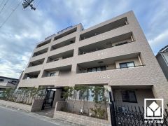 玄関周りに個性が生まれるポーチ付き。門扉がございますので、防犯面でも効果的です。