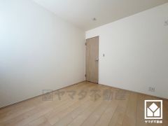 たっぷり収納できる約8.69平米のストレージルーム付きだから、家の中をもっとスッキリ。季節の荷物や趣味の道具もしっかり収納。収納付きの洋室としてもお使いいただけます。