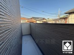 2階は北東・南西向き両面バルコニー、3階は北西向きバルコニーで陽当たり、風通し良好。バルコニーが3か所ございますので、お洗濯物をたっぷりと干す事ができます。