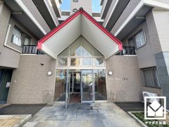 上質な素材と洗練されたデザインが織りなすエントランス。住まう人の誇りを感じさせる、優雅な迎えの空間。