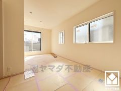 約9帖の2階洋室です。間仕切り壁を施工して将来の家族構成の変化に対応可能な2WAYの出入口が用意されたお部屋です。間仕切り壁は有償となります。