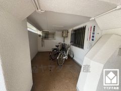 屋内駐輪場なので、雨や風、直射日光から自転車を守ることができます。