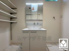 収納付きでスッキリお使い頂ける3面鏡の洗面台です。洗面ボウルが広めなので、忙しい朝でも身支度がしやすく時短になります。