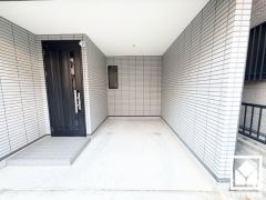 インナーガレージを1台分完備。重い荷物や雨の日の移動もスムーズで、快適なカーライフを実現。ご成約でヤマダポイントプレゼント中です。お問合せお待ちしております。
