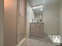 使いやすさが考えられた3面鏡です。洗面ボウルが広めなので、忙しい朝でも身支度がしやすく時短になります。