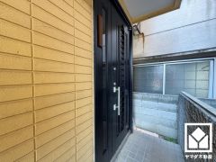 玄関は親子ドアで大きく開くため、ベビーカーや大きな荷物での出入りもしやすい設計です。