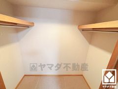 収納力豊富なウォークインクローゼット付き。お洋服はもちろん季節の荷物、趣味の道具や日用品のストックなども収納可能。