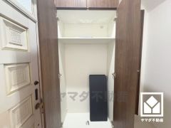 玄関にはたっぷりの収納スペースを完備。家族の靴もしっかり収納できるので、玄関がいつも片付き、気持ちよくお客様を迎えられます。