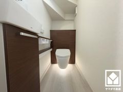 トイレが1階と2階にあるので、朝の忙しい時間にも混雑せず快適です。フットライト付きで明るく存在感があります。機能性とセンスが融合した、居心地の良いプライベートスペースです。