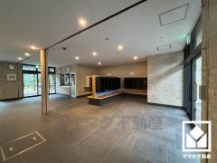 ゆったりとしたエントランスホールが、住まう人の憩いの場に。落ち着いた空間で、ほっと一息つける時間を。