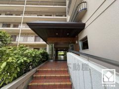 バリアフリーに配慮された、スロープ付きのエントランスアプローチ。綺麗に整備されており、帰宅時や来客時にも気持ちの良い空間です。