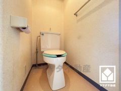 明るく清潔感溢れるトイレです。