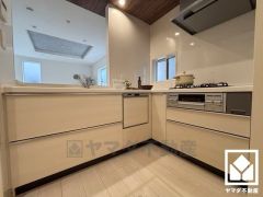 カウンターキッチンなので配膳や片付けがしやすく、お料理中でもお子様の様子が分かって安心です。L型なので作業動線が最短距離で効率良く動けます。