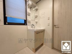 収納付きでスッキリお使い頂ける洗面台です。洗面ボウルが広めなので、忙しい朝でも身支度がしやすく時短になります。