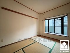 約4.5帖の和室です。出窓付きで明るくメリハリのある空間です。おしゃれなインテリアが映えるデザイン性の高い和室で、リラックスしたひとときを過ごせます。