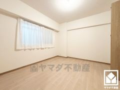 大きな窓からは明るい光が降り注ぎます。柔らかな光が差し込むお部屋で、快適で落ち着いた生活をお送りいただけます。