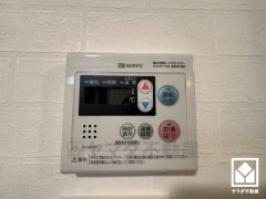 お湯はりスイッチを押し、給湯栓を開けてお湯はりをすると、設定した湯量でお湯が自動的に止まるオートストップ機能付き。（給湯栓は開いたままなので、必ず閉めてください）