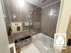 1日の疲れを癒す浴室でゆったりリフレッシュ。ナチュラルな木目調のアクセントパネルは落ち着いた雰囲気を演出してくれます。鏡が横長なので、お子様でも見やすく便利です。