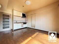 キッチンは空間を有効活用できる壁付けタイプ。毎日の料理がもっとスムーズになる、便利な3口コンロ付き。