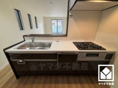 カウンターキッチンなので配膳や片付けがしやすく、お料理中でもお子様の様子が分かって安心です。