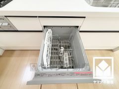 毎日の家事の負担を軽減でき、水道代の節約にもなる食器洗乾燥機付き。