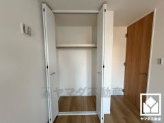 新たに家具を買わなくても良いので、ハンガーパイプ付きのクローゼットは嬉しいですね。