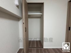 新たに家具を買わなくても良いので、ハンガーパイプ付きのクローゼットは嬉しいですね。奥行きがあるので、収納力も申し分ありません。
