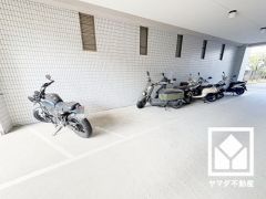 しっかり区画の整理された使い勝手の良いバイク置き場がございます。