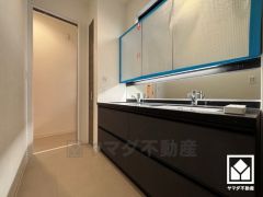 収納付きでスッキリお使い頂けるワイドな洗面化粧台です。ダブルボウルなので、忙しい朝でも家族全員が身支度がしやすく時短になります。