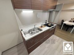 キッチンは空間を有効活用できる壁付けタイプ。換気効率が高くお手入れもしやすいスリム型のレンジフードを完備。スッキリとしたスタイリッシュなデザインも魅力の一つです。