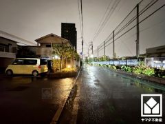 「関西スーパー浜松原店」まで徒歩9分など、お買い物施設が徒歩圏内に複数あり便利な住環境です。「用海小学校」までは徒歩2分となっており、低学年のお子様も安心して通学していただけます。