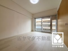 約6帖の北側洋室です。全居室に窓がございます。明るい陽光がたっぷり差し込む心地よい生活空間です。
