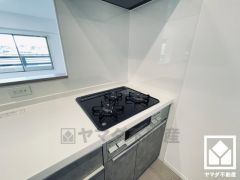 家族のごはん作りがはかどる。同時調理ができる3口コンロ付き。