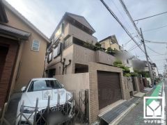 デザイナーズライクなおしゃれな外観。窓が多く、陽当たりの良い立地。