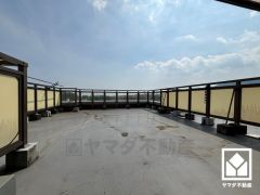 窓を開ければ広がる、開放的なルーフバルコニー。洗濯物もカラッと乾き、ガーデニングやカフェ気分も楽しめる空間。