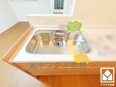 清潔感あふれるシンクで、毎日を気持ちよくスタート。浄水器一体型蛇口なので、いつでも安心・安全な水をお使いいただけます。