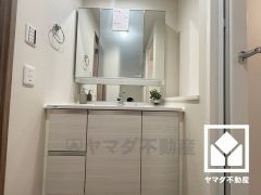 収納付きでスッキリお使い頂ける3面鏡の洗面台です。洗面ボウルが広めなので、忙しい朝でも身支度がしやすく時短になります。