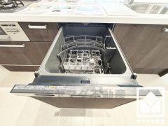 毎日の家事の負担を軽減でき、水道代の節約にもなる食器洗乾燥機付き。