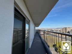 7階建て6階部分で前面に視界を遮る高い建物がなく、開放的な景色が広がります。開放感あふれる眺望と利便性が融合した住まい──穏やかな毎日をここから。