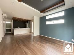 広々18帖のLDKが魅力。家族全員がリラックスできる、ゆったりとした快適リビングで温かい団らんの時間を。