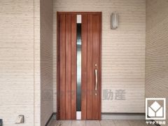 玄関ドアの窓から光が差し込み、外出時にも帰宅時にも、明るい気持ちになれる玄関です。