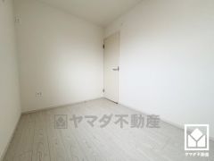 約4.3帖の南西側洋室です。お子様のお部屋などにも丁度良い広さです。
