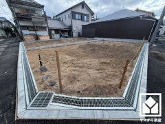 3面採光の窓から自然光を取り込む、開放感あふれるリビング。隅々まで光が降り注ぎ、明るく心地の良い空間です。