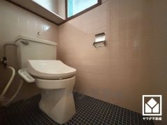 明るく清潔感溢れるトイレです。温水洗浄便座付きで、季節を問わずいつでも温かい便座をお使いいただけます。