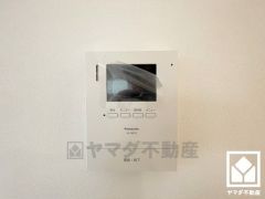 突然の来訪時でも安心なモニター付きインターホンを完備。お留守番中のお子様でも簡単に来訪者の確認ができます。