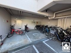 広々としており、使い勝手の良い駐輪場・バイク置場です。