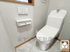 明るく清潔感溢れるトイレです。2連トイレットペーパーホルダーなのでお取替えの手間が軽減できます。
