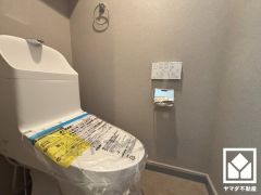 明るく清潔感溢れるトイレです。温水洗浄便座付きで、季節を問わずいつでも温かい便座をお使いいただけます。